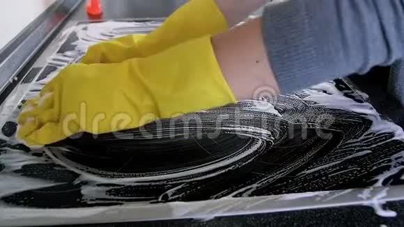 年轻女性用海绵和清洁剂摩擦染色鳗鱼滚刀的慢动作特写视频视频的预览图
