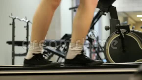 腿部身体部位特写儿童行走跑步机运动训练器材健身室脂肪燃烧概念体育视频的预览图