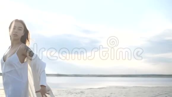 女人在沙滩上跳舞视频的预览图