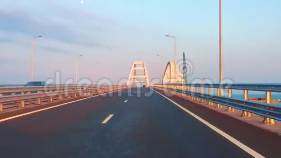 克里米亚大桥的POV观景路Kerch大桥俗称Kerch海峡大桥有公路和铁路通道视频的预览图