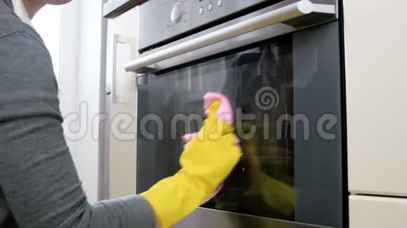 厨房电动烤箱彩色玻璃门小家庭主妇特写4k视频视频的预览图