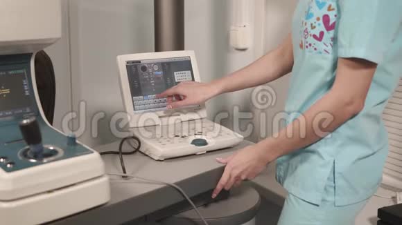 美容师女士正在调整现代医疗设备的计算机程序视频的预览图