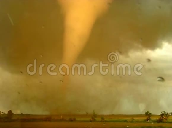 龙卷风从一辆与龙卷风平行行驶的车辆上拍摄的画面视频的预览图