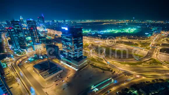 迪拜地区全景有一个道路交叉口夜间交通时光流逝视频的预览图