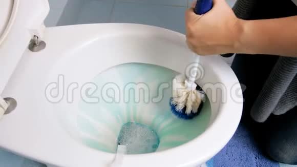 特写4k镜头年轻女子用洗涤剂和刷子洗厕所视频的预览图