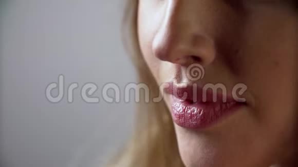 唇部护理女人用手指特写触摸柔软的嘴唇视频的预览图
