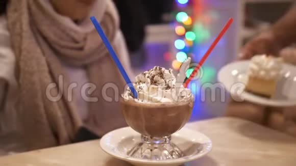热巧克力加奶油和纽约风格的芝士蛋糕视频的预览图