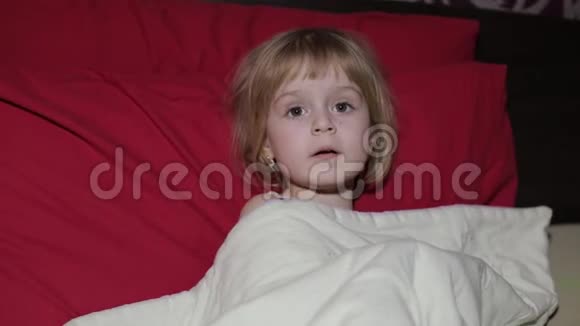 小女孩在床上看电视视频的预览图