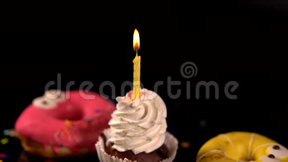 在被吹灭的蛋糕上点燃蜡烛视频的预览图