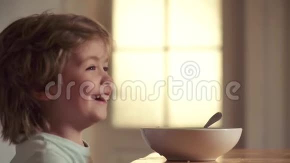 宝宝吃小宝宝在吃东西笑开心萌娃在厨房吃水果捣碎小孩吃东西视频的预览图