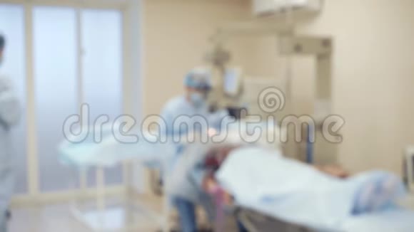 医生对病人进行手术在离焦的框架视频的预览图