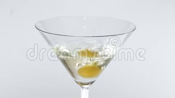 经典的白色马提尼流行的鸡尾酒提供橄榄视频的预览图