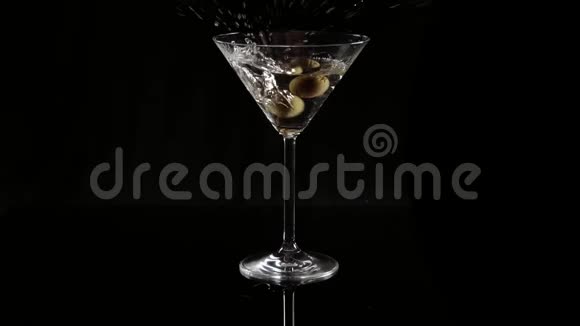 经典的白色马提尼流行的鸡尾酒提供橄榄视频的预览图