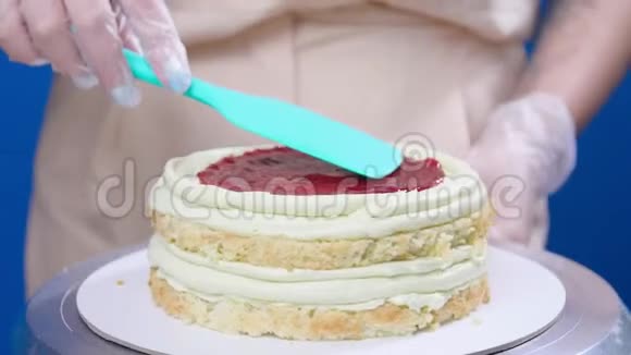 小企业和爱好概念糕点厨师做蛋糕视频的预览图