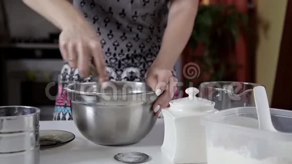 厨房里的女孩干扰了面团搅拌的牛奶质量视频的预览图