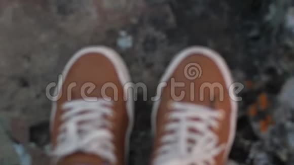 绿色草地上新的白色运动鞋带雏菊背景俯视视频的预览图