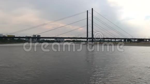 德国杜塞尔多夫莱茵河大桥视频的预览图