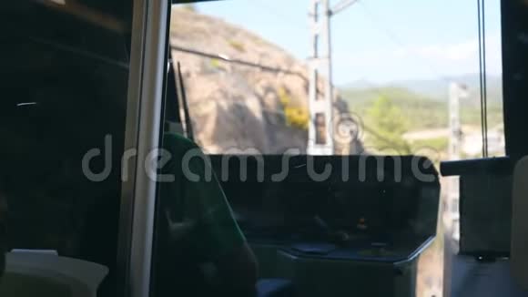 无法辨认的火车司机在山路上驾驶电气列车从驾驶舱到铁路的视角视频的预览图