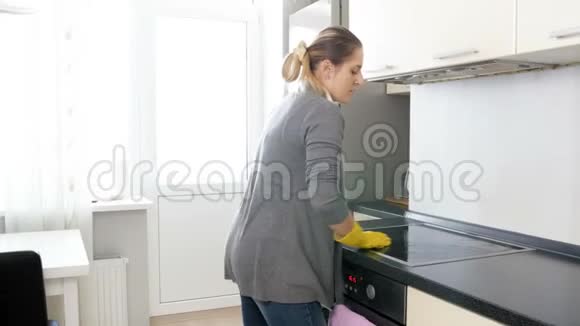 4K镜头愤怒和疲惫的女人脱下黄色橡胶手套在厨房做家务后哭泣视频的预览图