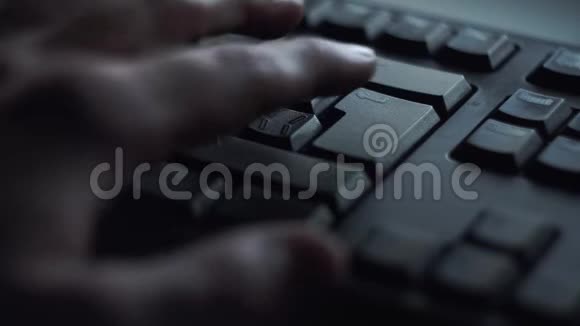 特写男按键盘键人按下按钮进入电脑键盘人手按键盘轻视频的预览图