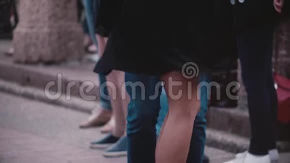 男人和女人的腿一起跳舞在街头派对上玩得很开心慢动作特写视频的预览图
