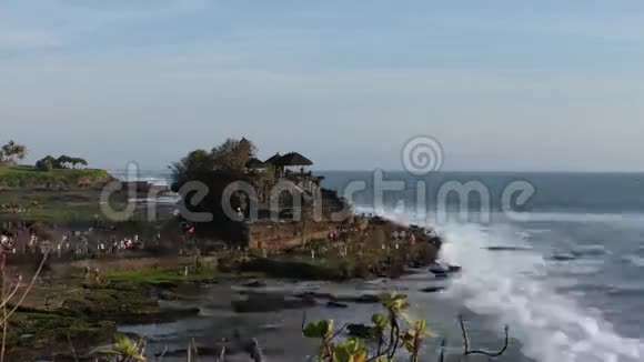 巴厘岛塔巴南老塔那罗得寺视频的预览图