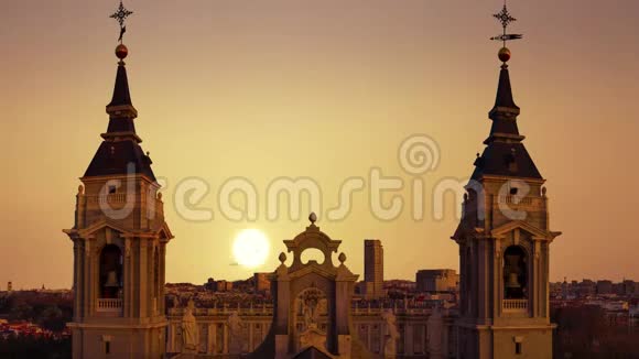 马德里Almudena大教堂塔楼的美丽景色西班牙视频的预览图