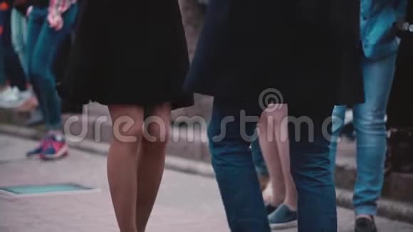 美丽的特写镜头男性和女性的腿在一个有趣的一个有趣的街头派对慢动作视频的预览图