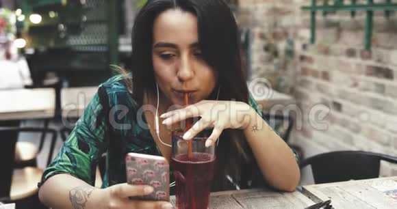 年轻的女人喝了一杯冷饮视频的预览图