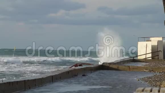 巨大的强波在严重的风暴中向海堤突来俄罗斯阿那帕市视频的预览图