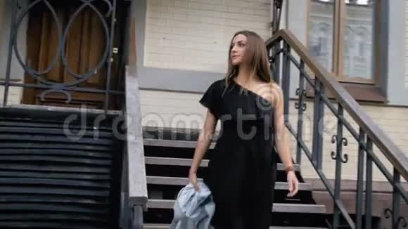 4k视频穿着黑色小裙子的优雅年轻女子走在街上视频的预览图