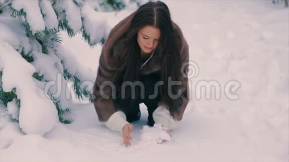 在寒假里布鲁内特女人在空中撒雪视频的预览图