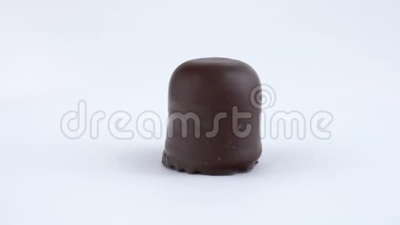 巧克力覆盖棉花糖巧克力软糖旋转在转盘上孤立在白色背景上视频的预览图