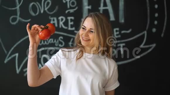 漂亮开朗的年轻女人摆着新鲜的绿生菜叶健康的饮食观念节食视频的预览图