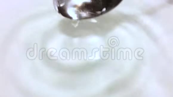 勺子在最纯净的水中搅拌药物视频的预览图