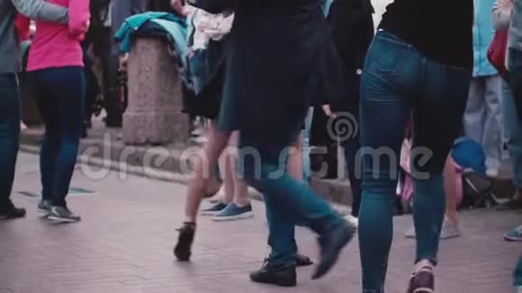 美丽的慢镜头许多人一起跳舞并在拉丁美洲节日在街上玩视频的预览图