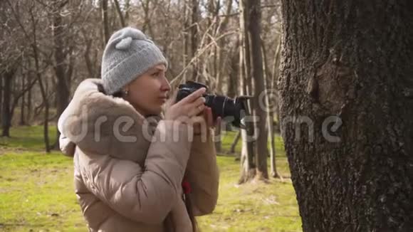 女孩摄影师拍摄纹理和自然的照片视频的预览图