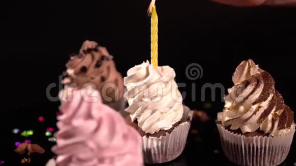 在冰糕上点燃派对蜡烛的人视频的预览图