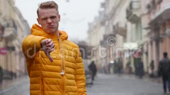 街上微笑的人竖起大拇指雪落在背景上视频的预览图