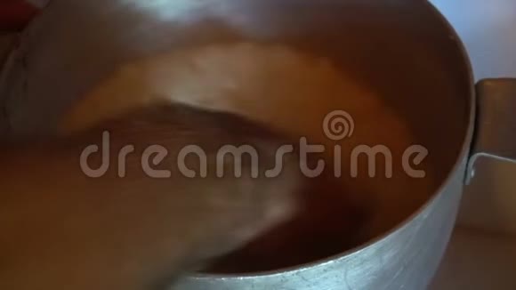 把热发酵的羊牛奶放在木桶里从羊牛奶中提取大量奶酪视频的预览图