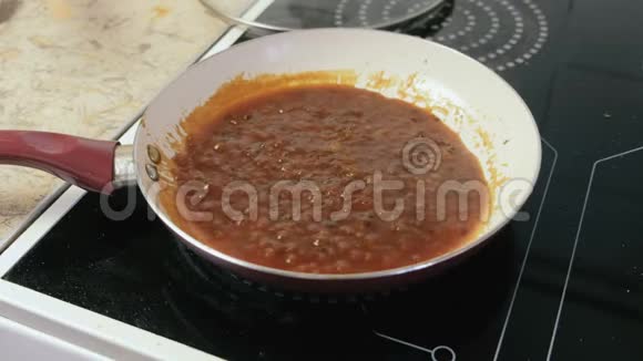 蔬菜酱在锅里沸腾视频的预览图