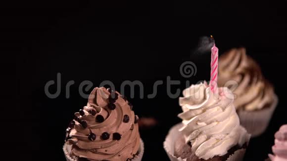 在冰镇纸杯蛋糕上熄灭生日蜡烛视频的预览图