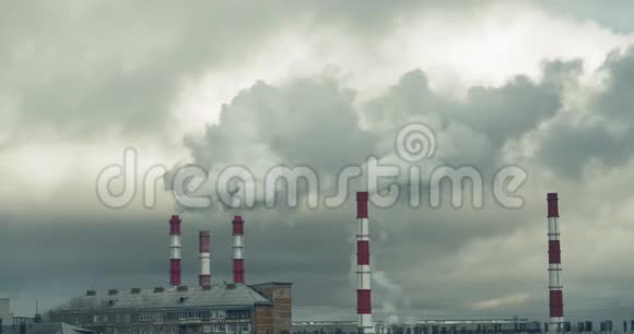 从中央发电厂的管道里冒出来的烟视频的预览图