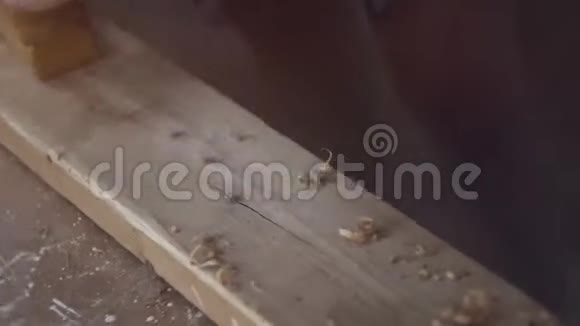 那个女孩在木工车间工作有一个手工刨床特写视频的预览图