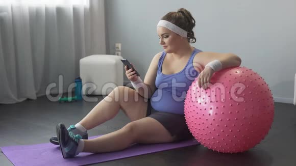 胖女士健身后在线减肥马拉松检查结果移动应用视频的预览图