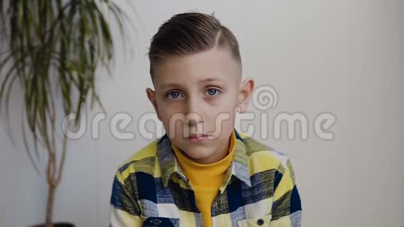 可爱的蓝眼睛少年是对镜头和微笑眨眼白种人的小男孩眨着眼睛与白人隔绝视频的预览图