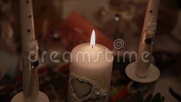 它在家庭壁炉的婚礼上点燃蜡烛眩光在婚礼上点燃壁炉视频的预览图