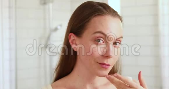 沃恩摸着她的脸享受她干净的皮肤视频的预览图