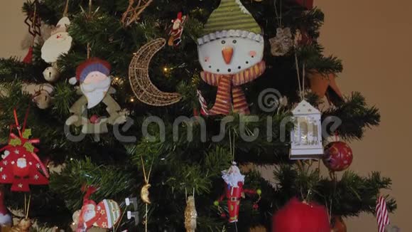 圣诞树上的大型充气姜饼人视频的预览图