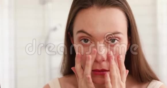 女人在浴室摸皮肤不开心视频的预览图